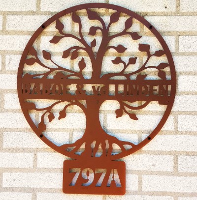 Cortenstaal wanddecoratie van Dit Pracht combineert stijl, symboliek en duurzaamheid. Dankzij de unieke roestlaag is het perfect voor buiten en volledig onderhoudsvrij. Met designs zoals levensbomen, Yin Yang en natuurmotieven biedt Dit Pracht karaktervolle kunstwerken die elke tuin of muur verrijken. Tijdloos, robuust en met betekenis.