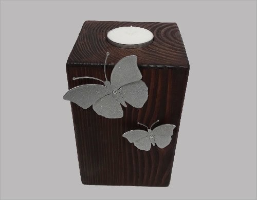 Houten urn met vlinders